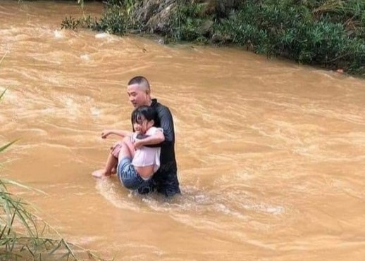 Thanh niên dũng cảm lao xuống dòng nước chảy xiết cứu bé gái- Ảnh 1.