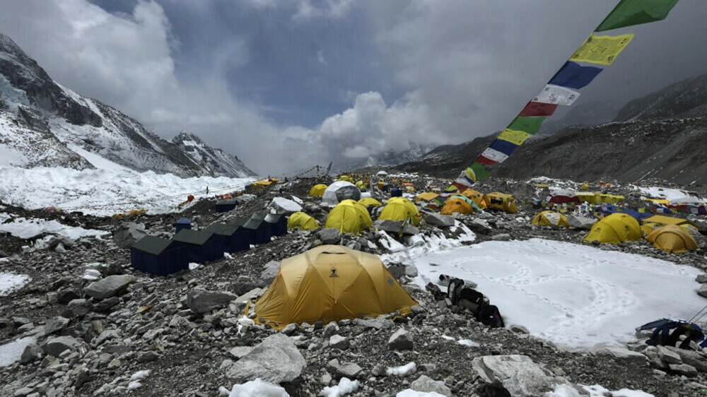 Phát hiện hơn 200 thi thể bỗng lộ ra trên đỉnh núi Everest: Nguyên nhân rất đáng lo ngại- Ảnh 1.