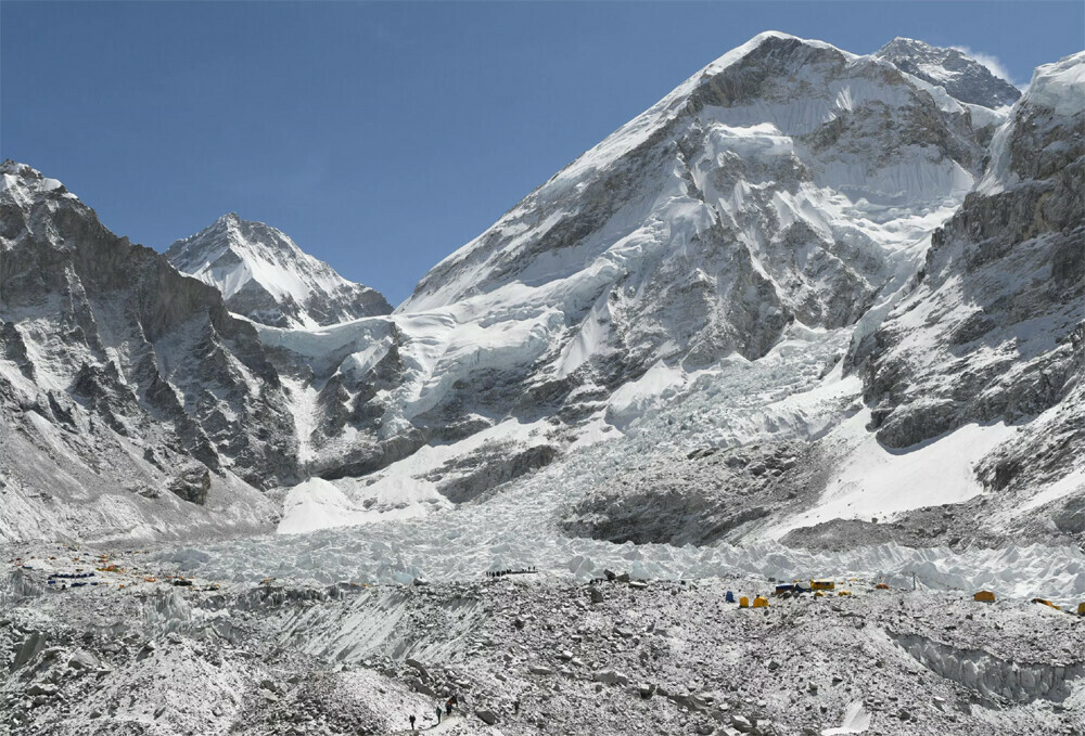 Phát hiện hơn 200 thi thể bỗng lộ ra trên đỉnh núi Everest: Nguyên nhân rất đáng lo ngại- Ảnh 3.