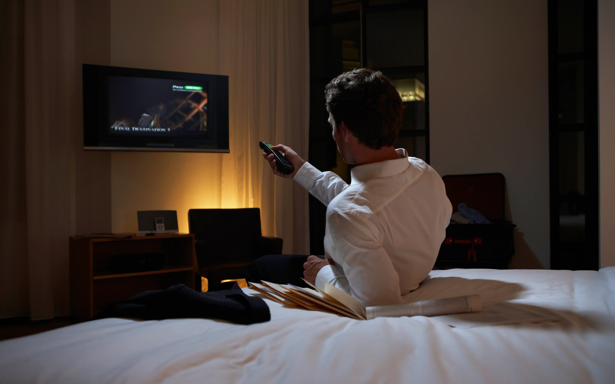Có ai giải thích được vì sao những chiếc TV trong khách sạn thường 'rất đểu' không?