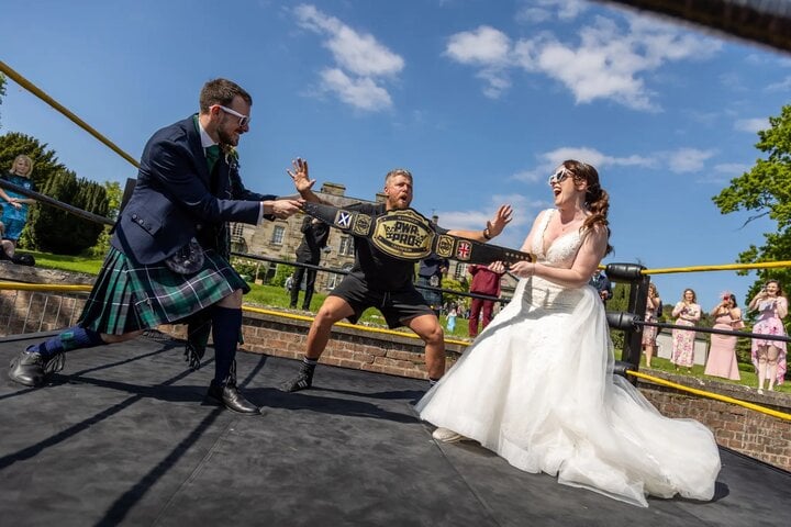 Đám cưới diễn ra cạnh sàn đấu vật, cô dâu chú rể nhảy luôn vào võ đài- Ảnh 1.