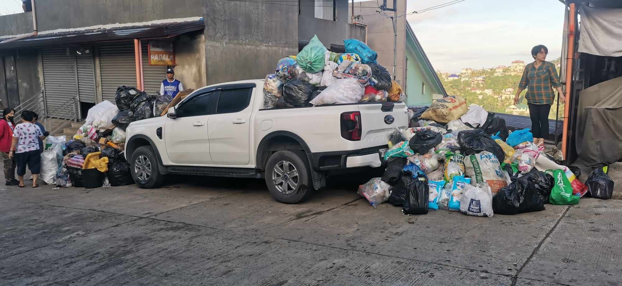 Đỗ chắn bãi rác, Ford Ranger bị cư dân biến thành 'bãi rác công cộng' thay thế- Ảnh 2.