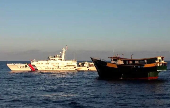Trung Quốc nói Philippines chĩa súng vào lực lượng hải cảnh- Ảnh 1.