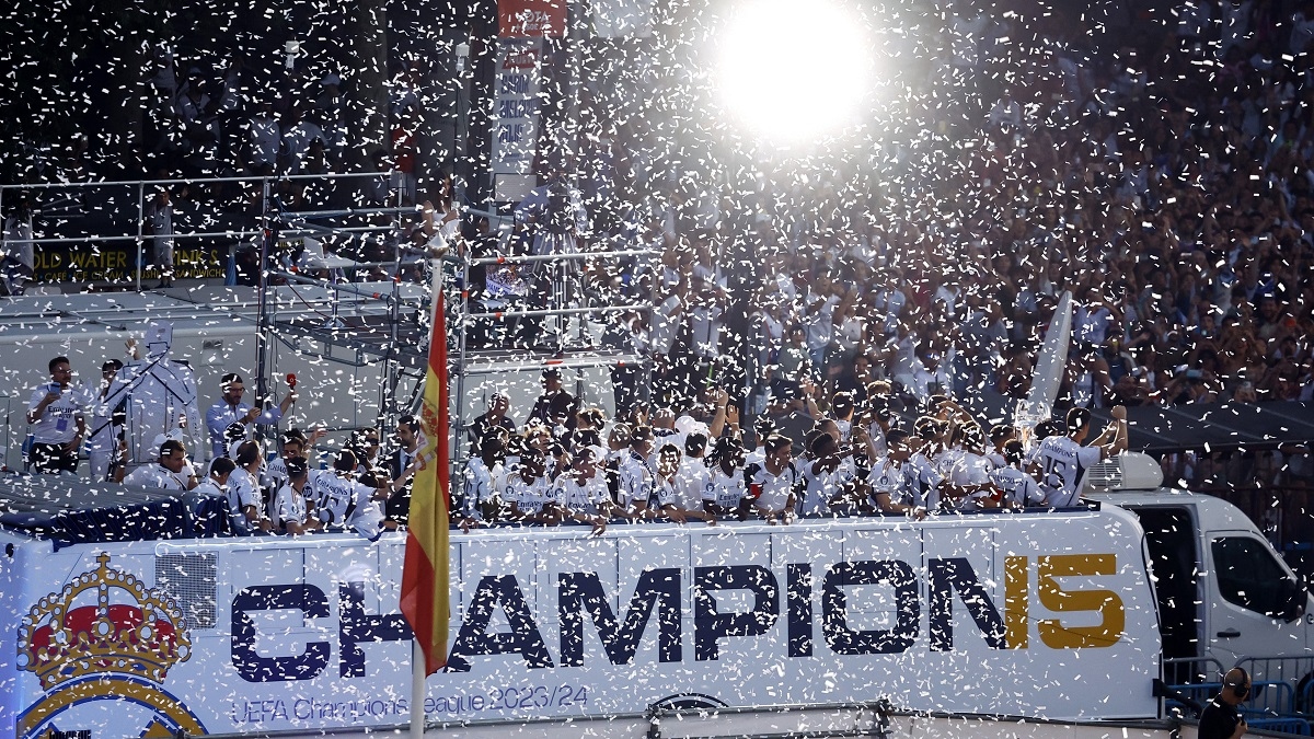 Real Madrid diễu hành mừng chức vô địch Cúp C1 châu Âu, Kroos xúc động chia tay- Ảnh 1.