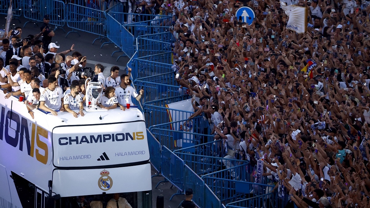 Real Madrid diễu hành mừng chức vô địch Cúp C1 châu Âu, Kroos xúc động chia tay- Ảnh 2.