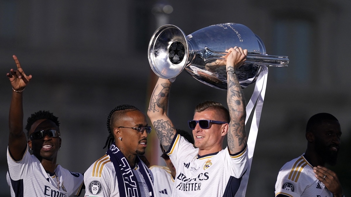 Real Madrid diễu hành mừng chức vô địch Cúp C1 châu Âu, Kroos xúc động chia tay- Ảnh 5.