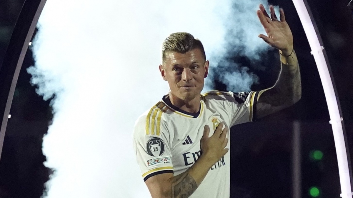 Real Madrid diễu hành mừng chức vô địch Cúp C1 châu Âu, Kroos xúc động chia tay- Ảnh 7.