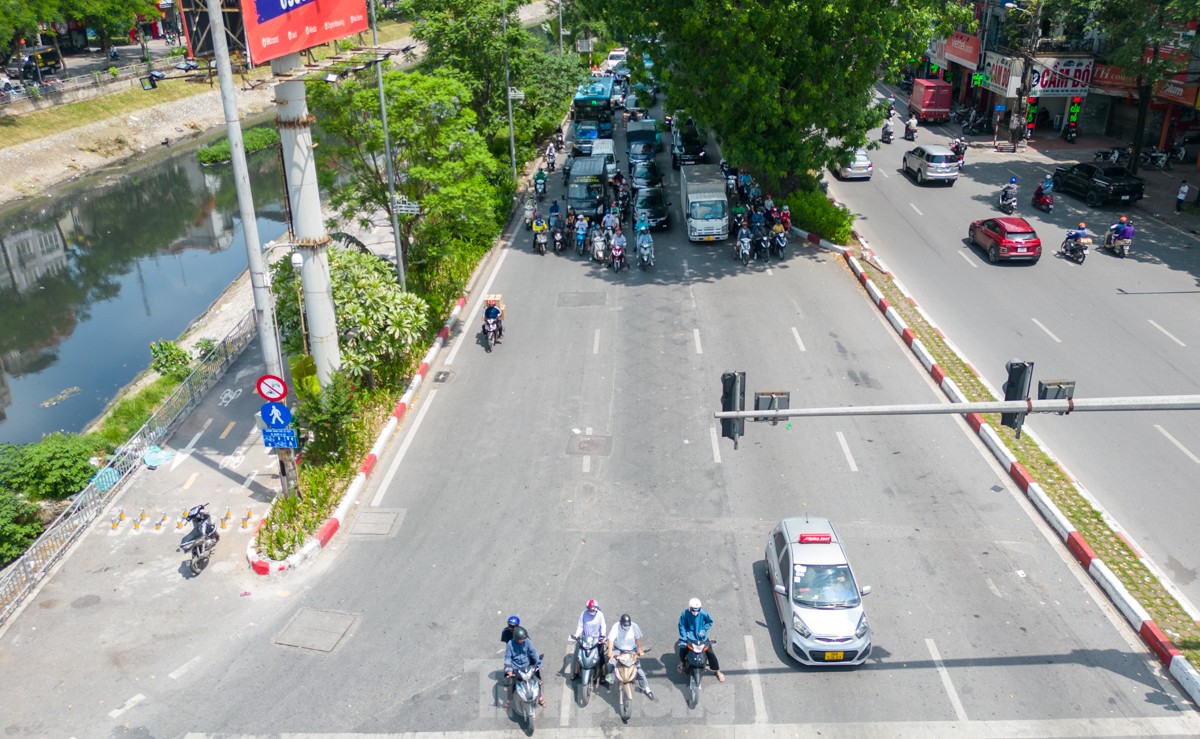 Hà Nội nắng 'rát mặt', mặt đường lên đến hơn 50 độ C- Ảnh 9.