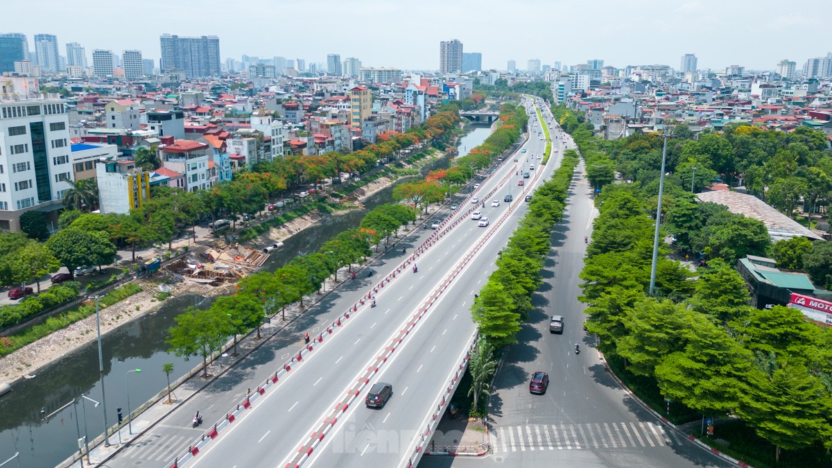 Hà Nội nắng 'rát mặt', mặt đường lên đến hơn 50 độ C- Ảnh 11.