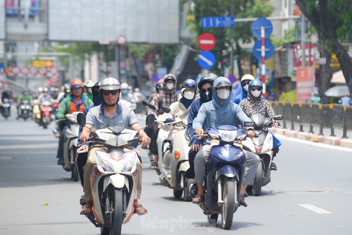 Hà Nội nắng 'rát mặt', mặt đường lên đến hơn 50 độ C- Ảnh 1.