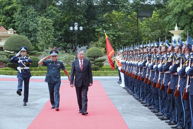 Chủ tịch nước Tô Lâm kiểm tra bộ đội phòng không - không quân- Ảnh 2.