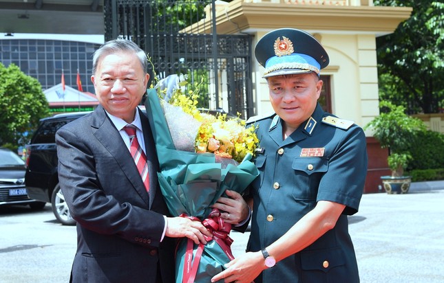 Chủ tịch nước Tô Lâm kiểm tra bộ đội phòng không - không quân- Ảnh 1.
