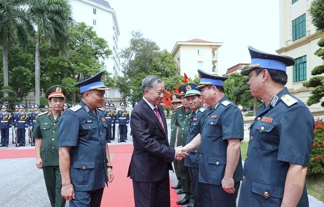 Chủ tịch nước Tô Lâm kiểm tra bộ đội phòng không - không quân- Ảnh 3.