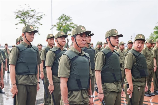 Hôm nay các địa phương ra mắt lực lượng tham gia bảo vệ an ninh, trật tự cơ sở- Ảnh 1.