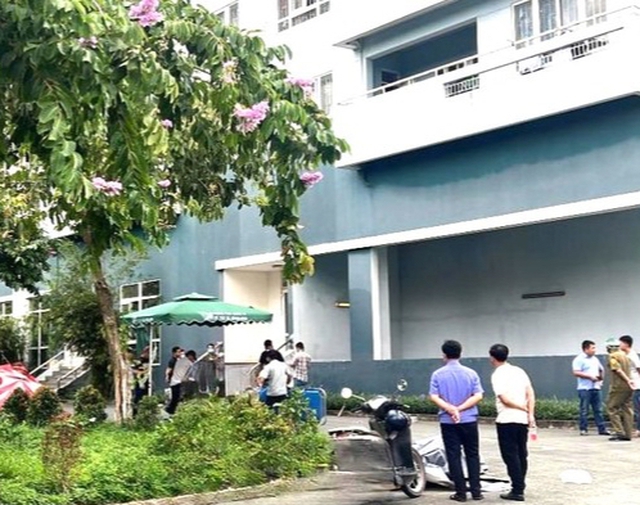 Sau tiếng động, t&aacute; hỏa thấy 1 sinh vi&ecirc;n nằm bất động b&ecirc;n vũng m&aacute;u- Ảnh 1.