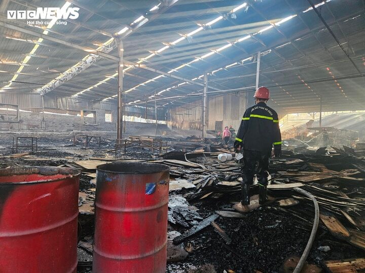 Lửa thiêu rụi 2.400 m2 xưởng gỗ ở Bình Định, thiệt hại hơn 20 tỷ đồng- Ảnh 1.