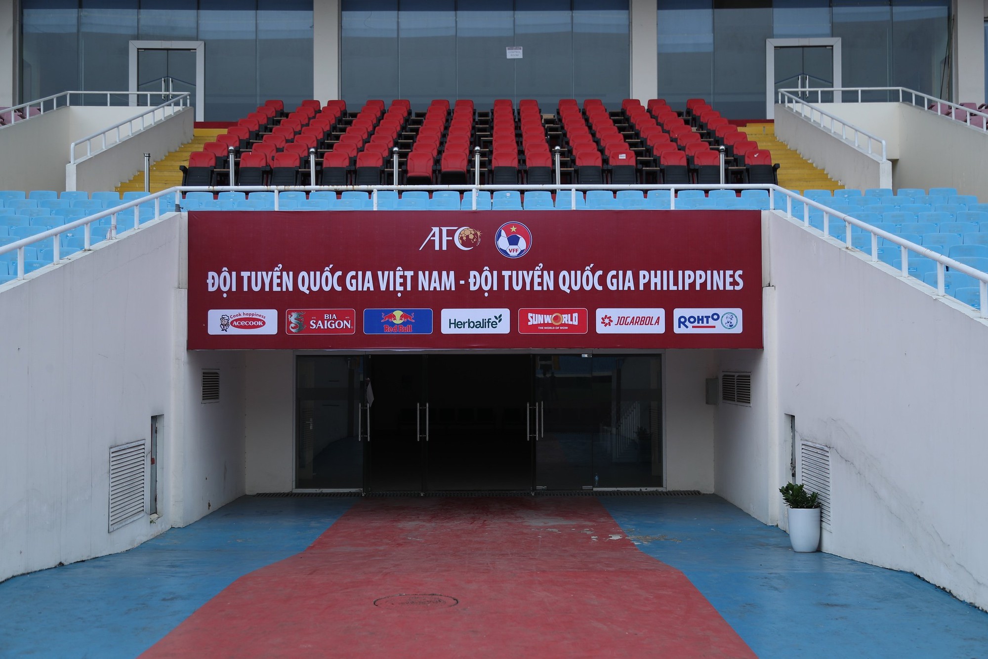 Sân Mỹ Đình "khoác áo mới" trước trận đấu của ĐT Việt Nam- Ảnh 1.