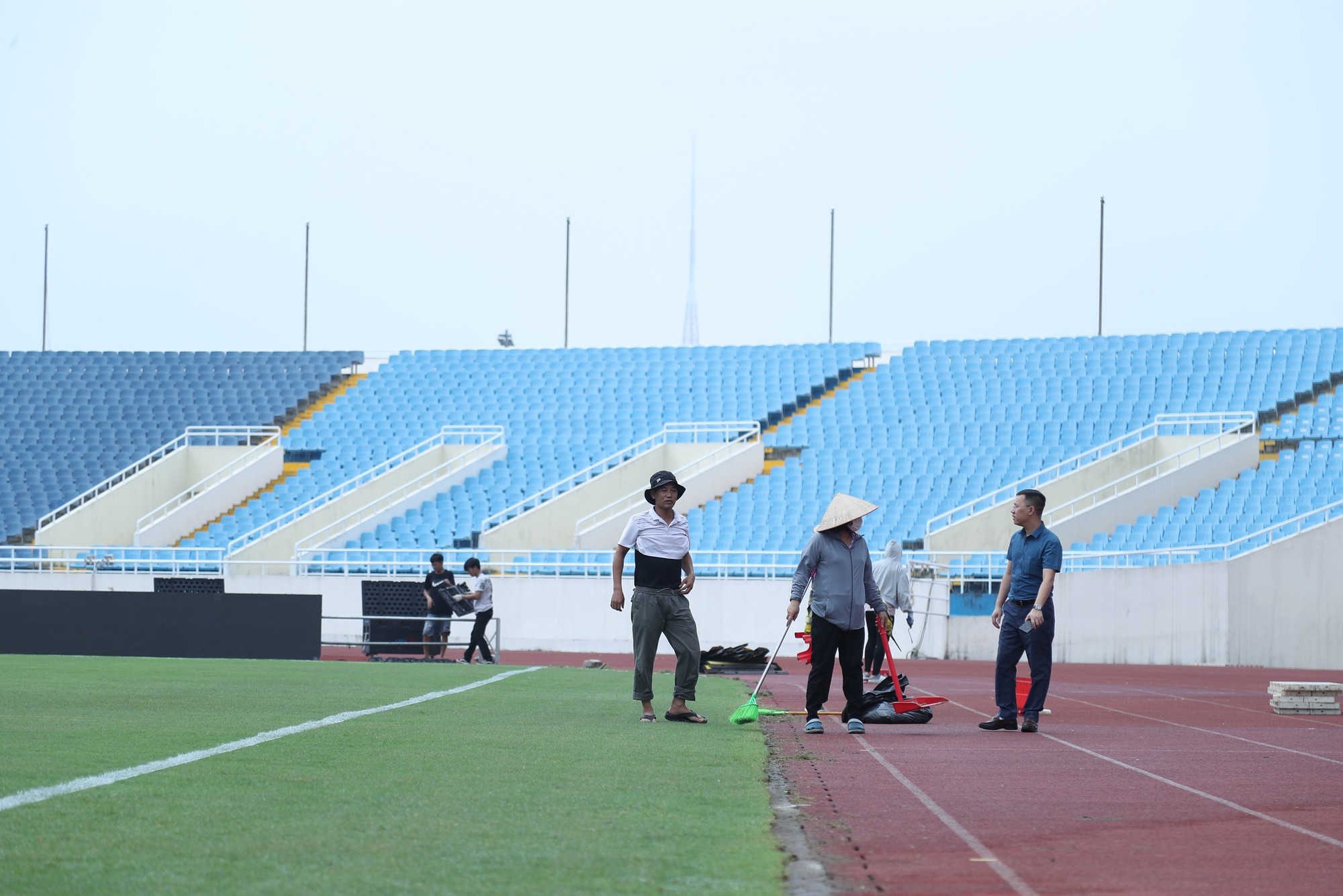 Sân Mỹ Đình "khoác áo mới" trước trận đấu của ĐT Việt Nam- Ảnh 4.