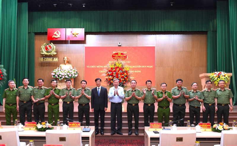 Thượng tướng Nguyễn Duy Ngọc bàn giao công tác cho Trung tướng Nguyễn Văn Long- Ảnh 6.