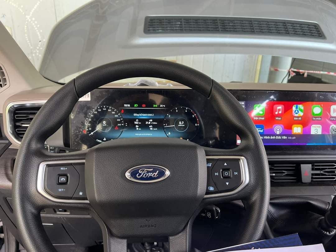 Ảnh thực tế nội, ngoại thất Ford Transit 2024 sắp ra mắt Việt Nam: Đèn kiểu Everest, bên trong xịn sò, màn hình kép như Mercedes- Ảnh 6.