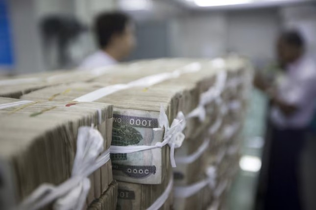 Myanmar bắt hàng loạt người khi đồng tiền rớt giá thê thảm- Ảnh 1.