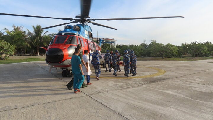 Trực thăng EC-225 đưa ngư dân bị đứt rời cánh tay về đất liền điều trị- Ảnh 1.