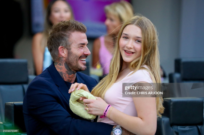 Những lần David Beckham bị chỉ trích vì hành động thân mật quá mức với con gái: Hôn môi, ôm từ phía sau, tay ở vị trí nhạy cảm- Ảnh 2.