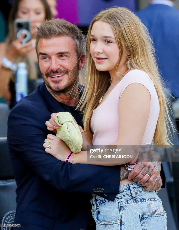 Những lần David Beckham bị chỉ trích vì hành động thân mật quá mức với con gái: Hôn môi, ôm từ phía sau, tay ở vị trí nhạy cảm- Ảnh 1.