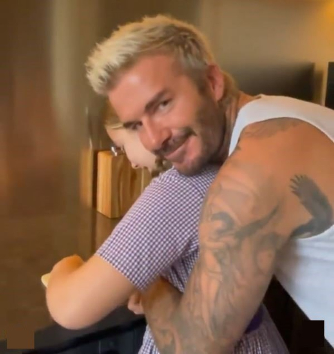 Những lần David Beckham bị chỉ trích vì hành động thân mật quá mức với con gái: Hôn môi, ôm từ phía sau, tay ở vị trí nhạy cảm- Ảnh 10.