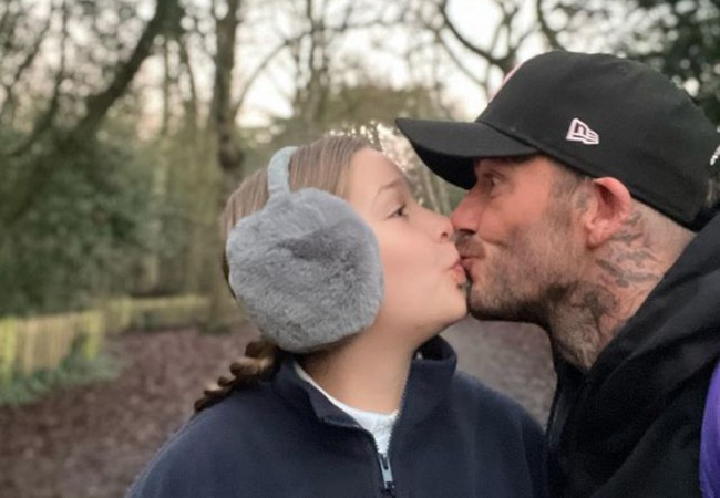 Những lần David Beckham bị chỉ trích vì hành động thân mật quá mức với con gái: Hôn môi, ôm từ phía sau, tay ở vị trí nhạy cảm- Ảnh 4.