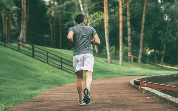 Đi bộ nhanh hay chậm sẽ sống thọ hơn? Bác sĩ nói thật: Sau 60 tuổi vẫn có 3 