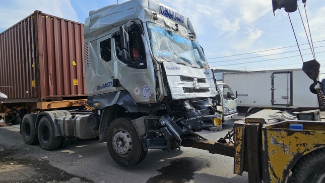 Tai nạn liên hoàn ở Hóc Môn, ô tô con bị 2 xe tải kẹp biến dạng- Ảnh 2.