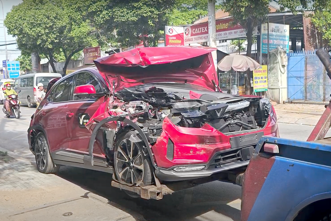Tai nạn liên hoàn ở Hóc Môn, ô tô con bị 2 xe tải kẹp biến dạng- Ảnh 1.