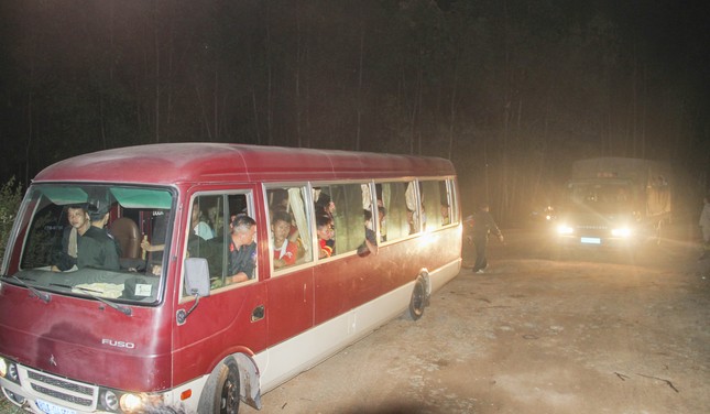 Theo chân 300 cảnh sát cơ động leo núi, xuyên đêm chữa cháy rừng ở Bình Định- Ảnh 1.