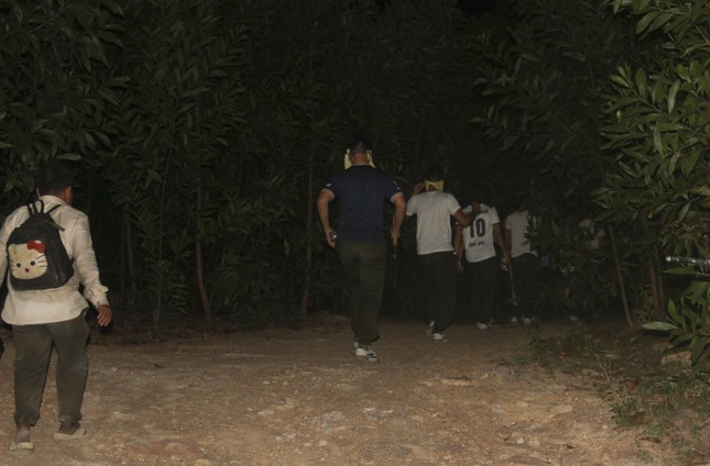 Theo chân 300 cảnh sát cơ động leo núi, xuyên đêm chữa cháy rừng ở Bình Định- Ảnh 10.