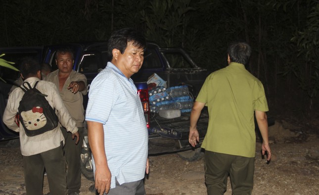 Theo chân 300 cảnh sát cơ động leo núi, xuyên đêm chữa cháy rừng ở Bình Định- Ảnh 3.