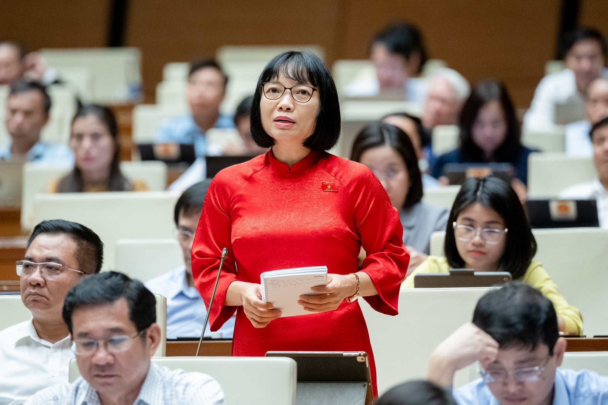 Đại biểu Nguyễn Thị Việt Nga (Hải Dương) chất vấn về tình trạng ô nhiễm môi trường ngày càng tăng Ảnh: LÂM HIỂN