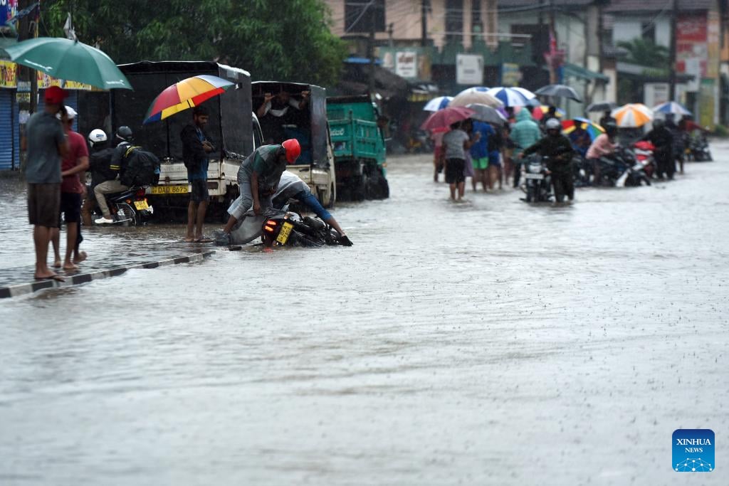 Khủng hoảng do mưa lũ: Đóng cửa trường học, hàng ngàn người phải di tản, sống mòn chờ tiếp tế- Ảnh 4.