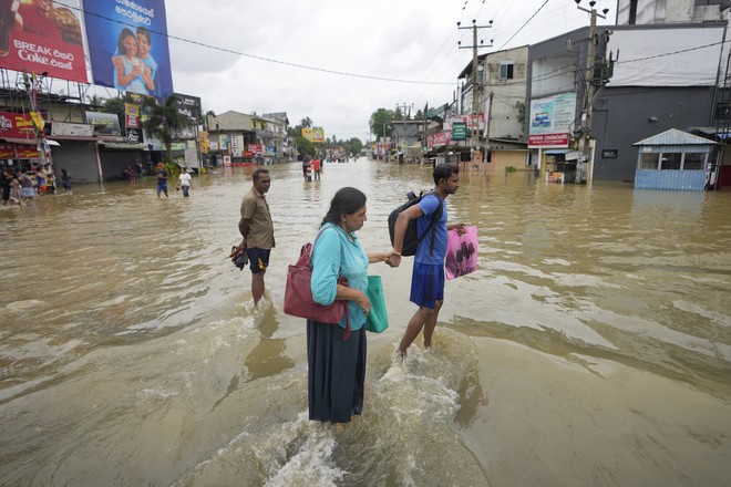 Khủng hoảng do mưa lũ: Đóng cửa trường học, hàng ngàn người phải di tản, sống mòn chờ tiếp tế- Ảnh 8.
