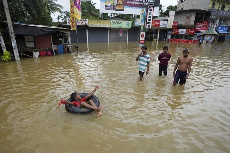 Khủng hoảng do mưa lũ: Đóng cửa trường học, hàng ngàn người phải di tản, sống mòn chờ tiếp tế- Ảnh 6.