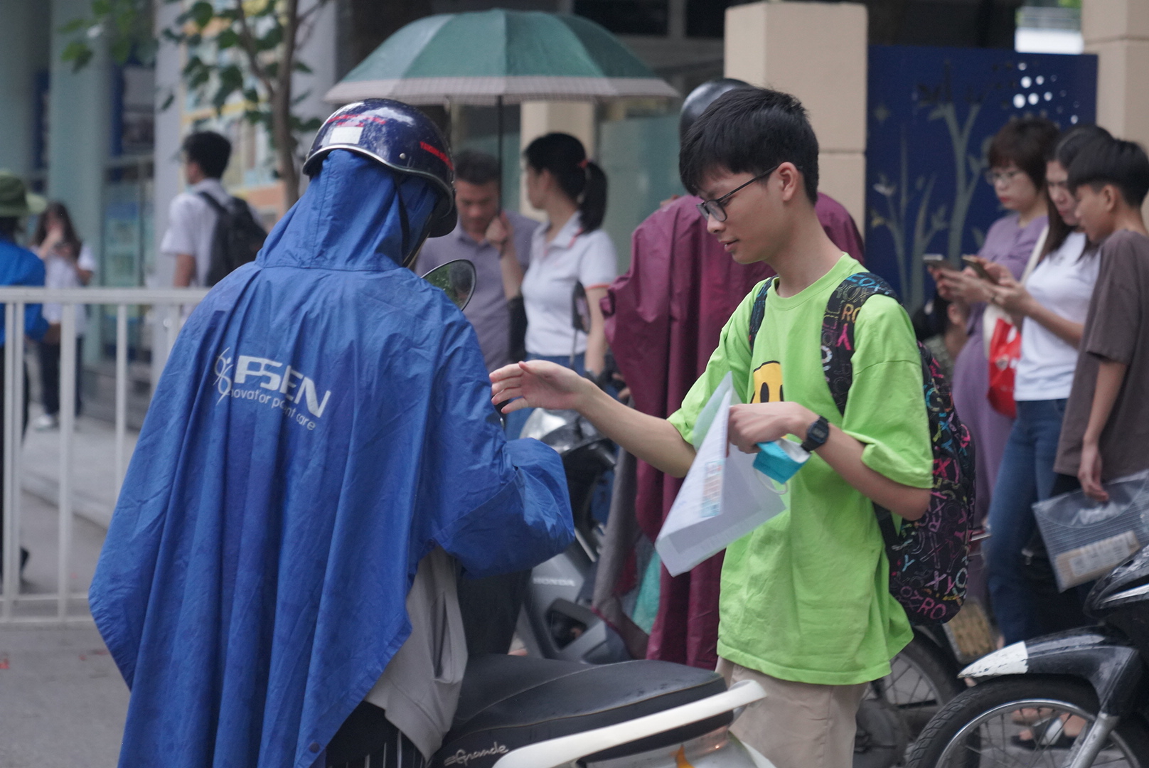 Hà Nội mưa trắng trời kèm sấm sét dữ dội, phụ huynh vẫn "tháp tùng" con đi thi Chuyên Sư phạm gây xúc động- Ảnh 9.