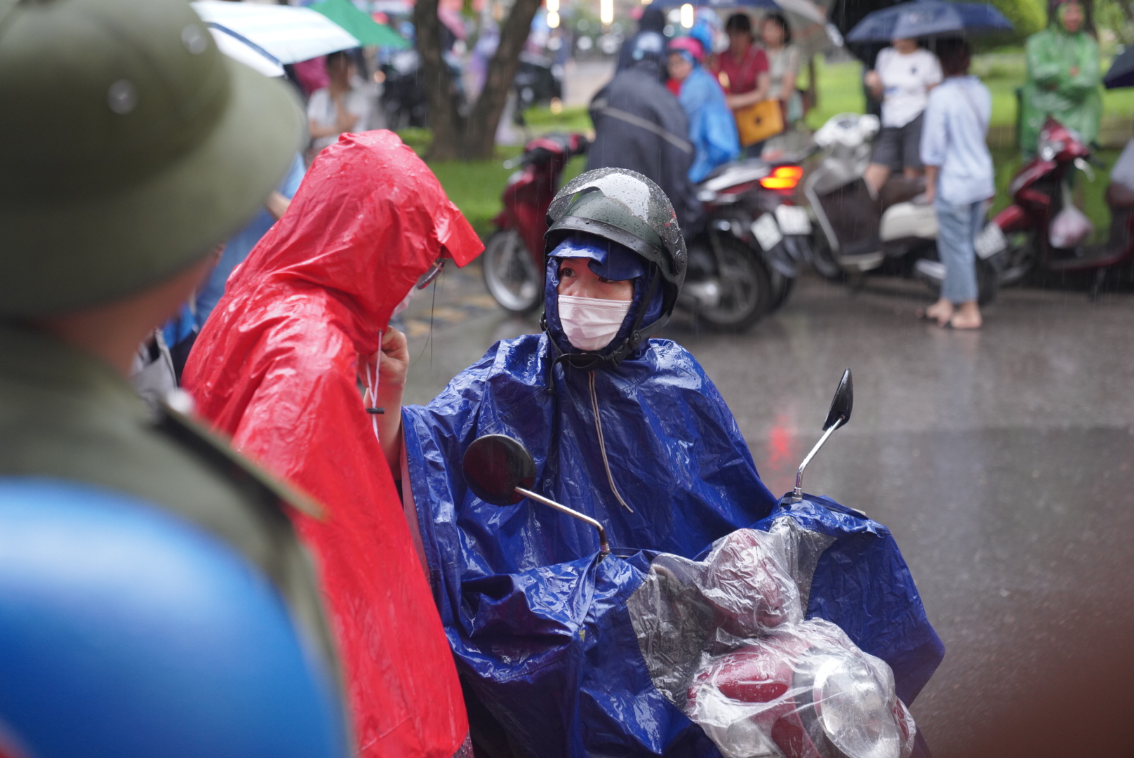 Hà Nội mưa trắng trời kèm sấm sét dữ dội, phụ huynh vẫn "tháp tùng" con đi thi Chuyên Sư phạm gây xúc động- Ảnh 8.