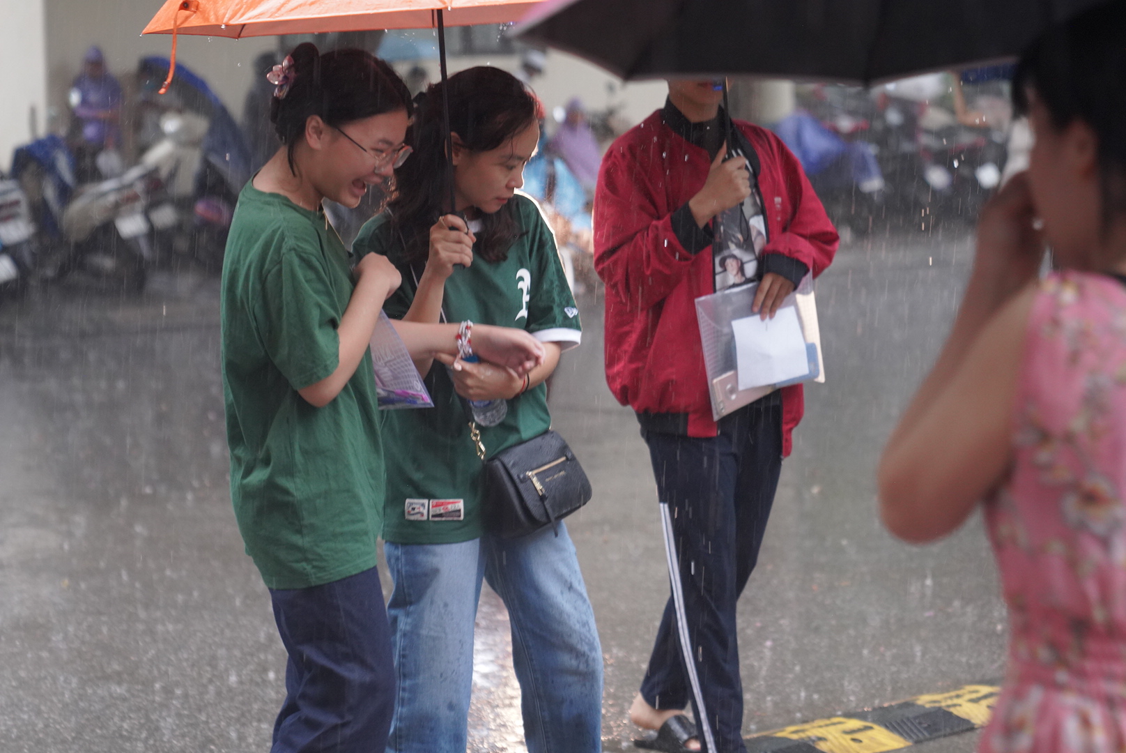 Hà Nội mưa trắng trời kèm sấm sét dữ dội, phụ huynh vẫn "tháp tùng" con đi thi Chuyên Sư phạm gây xúc động- Ảnh 5.