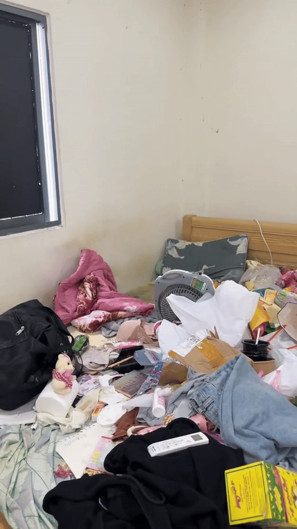 Căn phòng bẩn không tưởng của nữ sinh đại học, giường ngủ được "tận dụng" làm chỗ ăn uống và xả rác: Nhìn cũng thấy bốc mùi online- Ảnh 2.