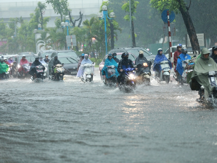 Người dân Hà Nội ngán ngẩm cảnh nước tràn vào nhà sau cơn mưa lớn: Có những lần nhà ngập 2 ngày mới rút hết nước- Ảnh 2.