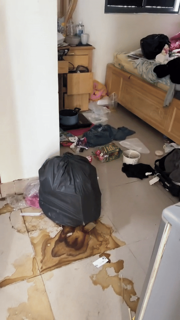 Căn phòng bẩn không tưởng của nữ sinh đại học, giường ngủ được "tận dụng" làm chỗ ăn uống và xả rác: Nhìn cũng thấy bốc mùi online- Ảnh 1.