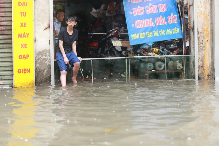 Người dân Hà Nội ngán ngẩm cảnh nước tràn vào nhà sau cơn mưa lớn: Có những lần nhà ngập 2 ngày mới rút hết nước- Ảnh 12.