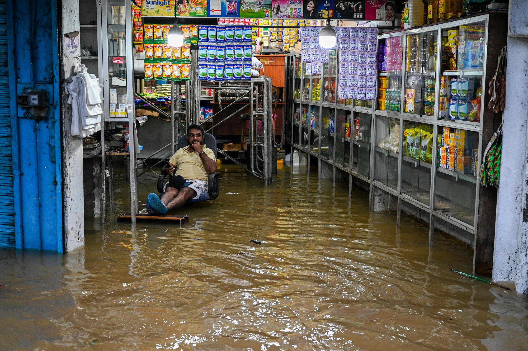 Thế giới chao đảo bởi thiên tai: Nắng nóng "giết" chết gần 100 người chỉ trong 24h tại 1 quốc gia châu Á, ngập lụt khiến Sri Lanka khốn khổ- Ảnh 14.