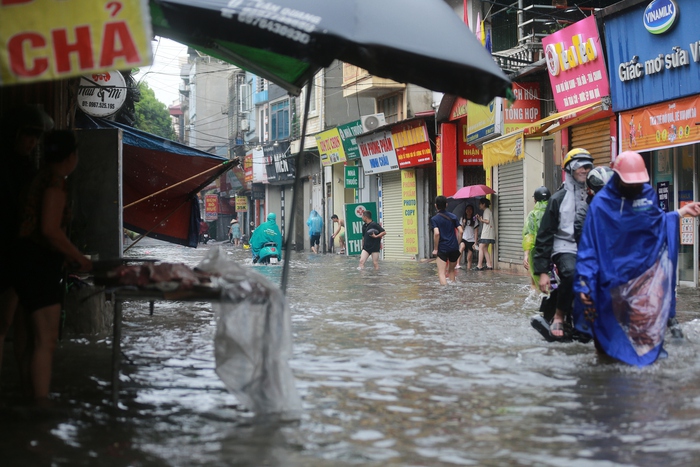 Người dân Hà Nội ngán ngẩm cảnh nước tràn vào nhà sau cơn mưa lớn: Có những lần nhà ngập 2 ngày mới rút hết nước- Ảnh 7.