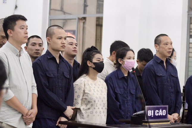 Cựu cảnh sát hình sự hầu tòa với cáo buộc nhận tiền bảo kê sòng bạc ở Nha Trang- Ảnh 1.